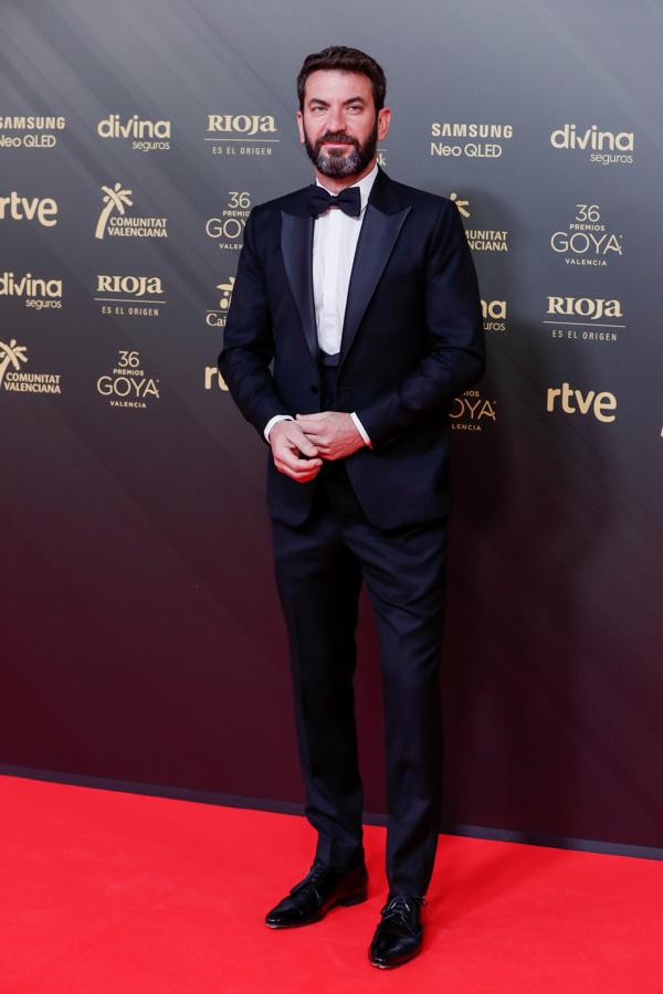 Arturo Valls - Los looks masculinos de los Goya 2022. Lució un traje de estilo clásico al que añadió un chaleco que ensalzaba su figura.