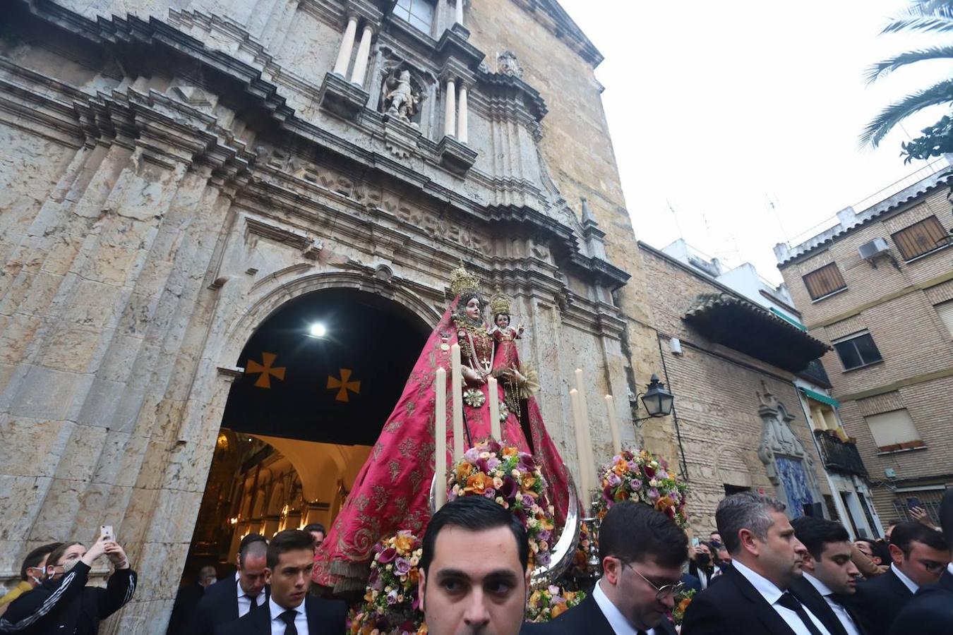 La Virgen de Araceli luce restaurada por las calles de Córdoba, en imágenes