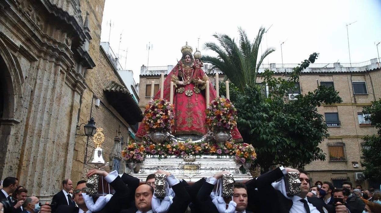 La Virgen de Araceli luce restaurada por las calles de Córdoba, en imágenes