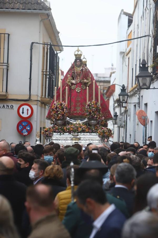 La Virgen de Araceli luce restaurada por las calles de Córdoba, en imágenes