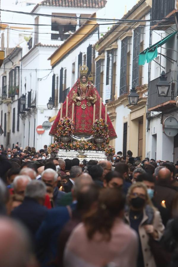 La Virgen de Araceli luce restaurada por las calles de Córdoba, en imágenes