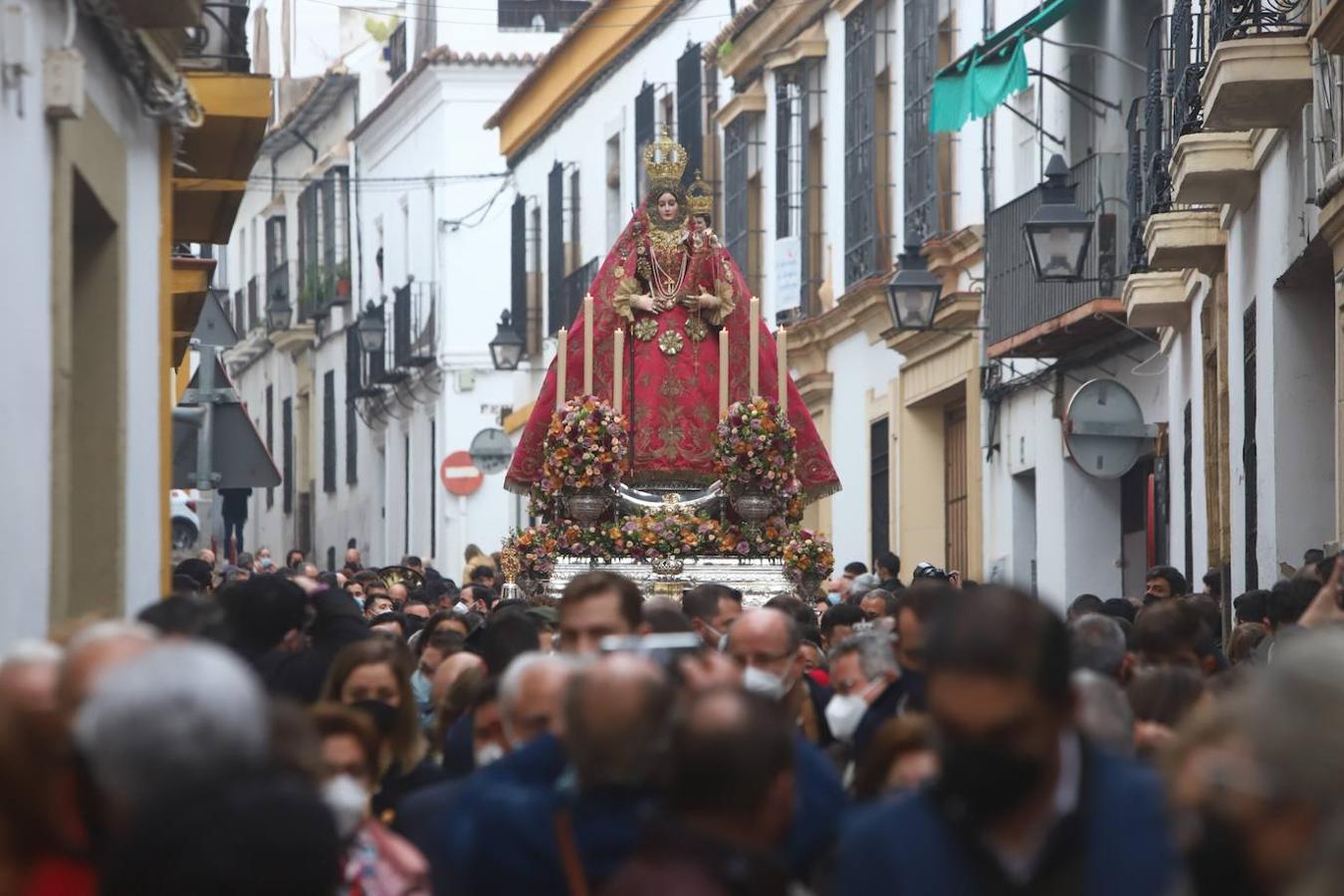 La Virgen de Araceli luce restaurada por las calles de Córdoba, en imágenes