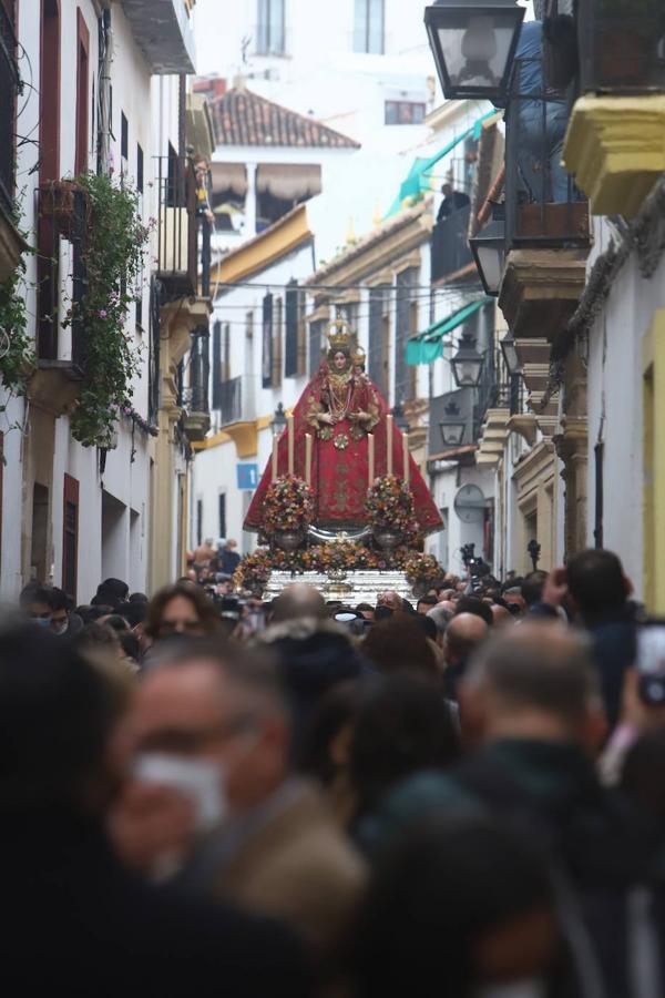 La Virgen de Araceli luce restaurada por las calles de Córdoba, en imágenes