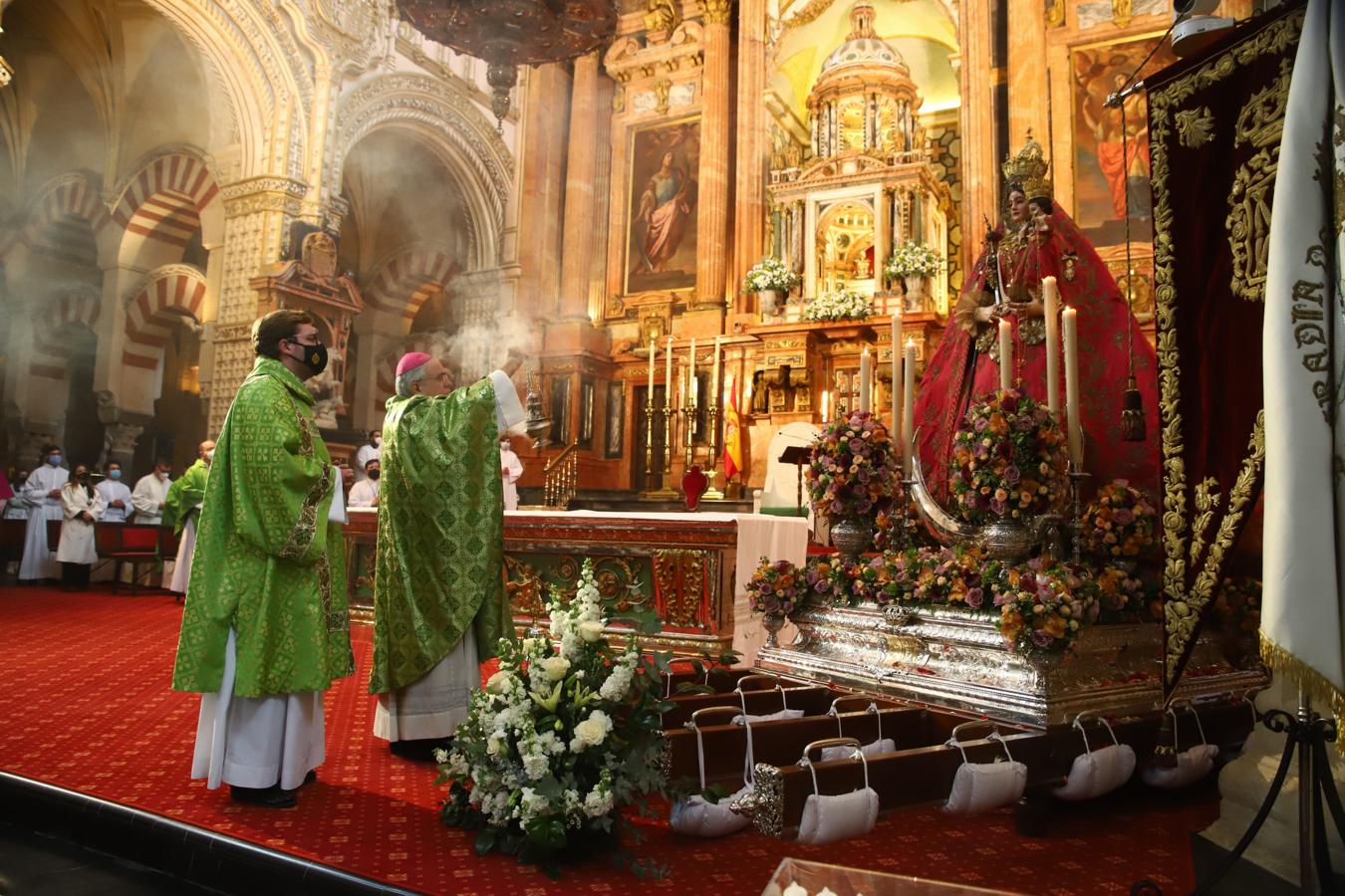 Multitudinario recibimiento a la Virgen de Araceli en la Mezquita-Catedral entre &#039;vivas&#039;