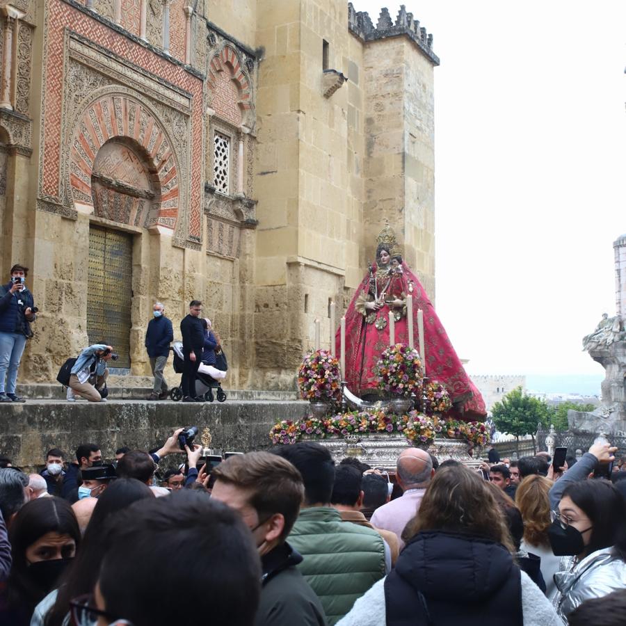 Multitudinario recibimiento a la Virgen de Araceli en la Mezquita-Catedral entre &#039;vivas&#039;