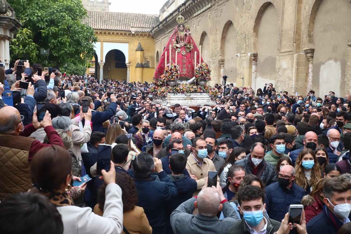 Multitudinario recibimiento a la Virgen de Araceli en la Mezquita-Catedral entre &#039;vivas&#039;