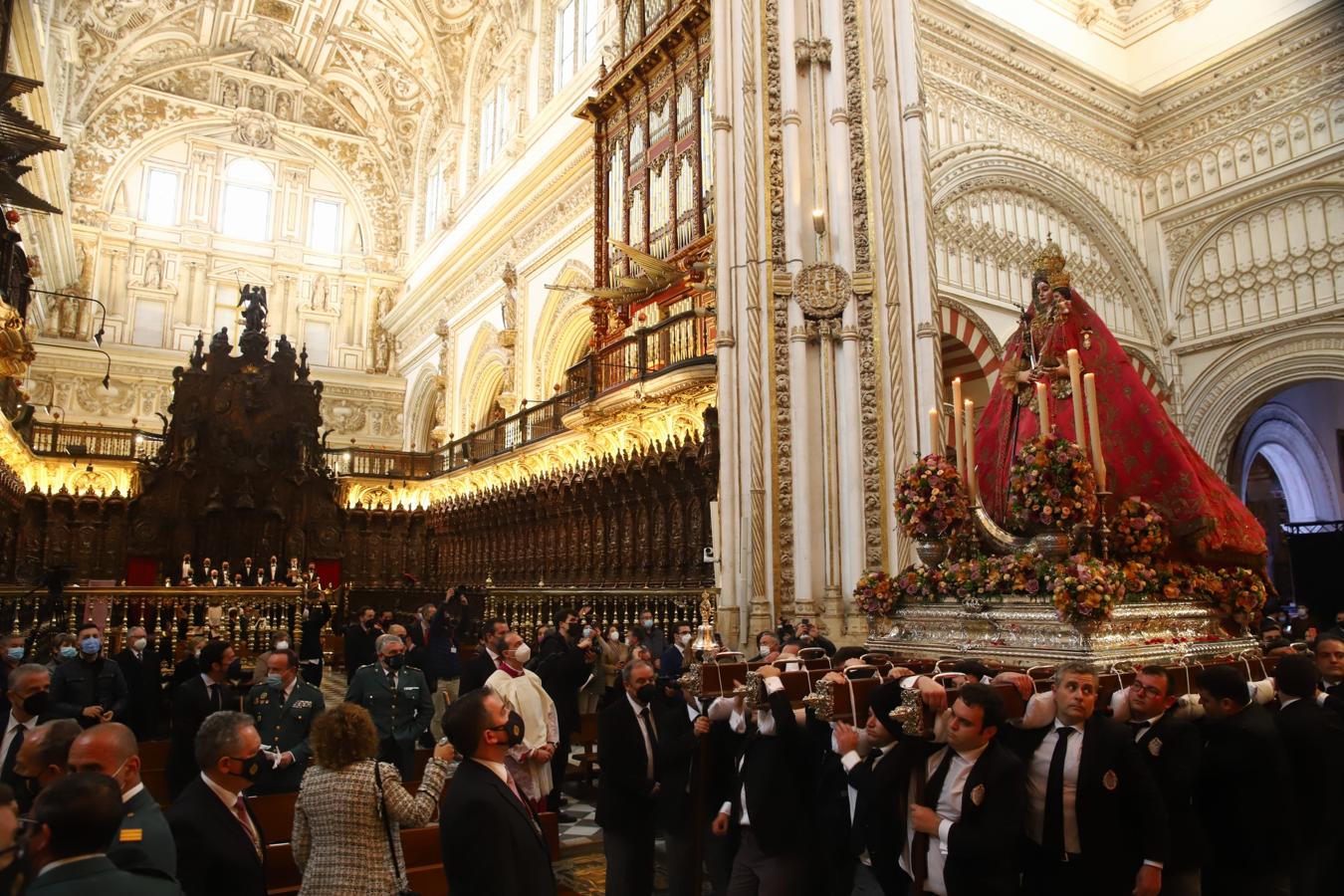 Multitudinario recibimiento a la Virgen de Araceli en la Mezquita-Catedral entre &#039;vivas&#039;