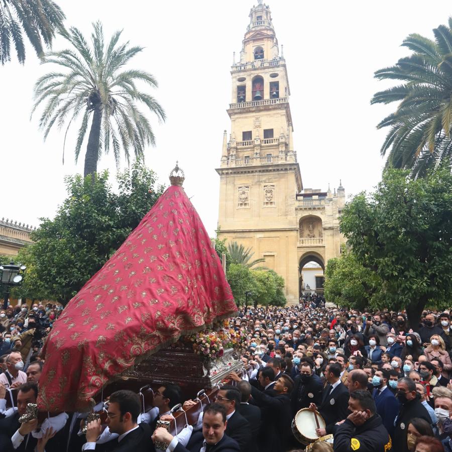 Multitudinario recibimiento a la Virgen de Araceli en la Mezquita-Catedral entre &#039;vivas&#039;