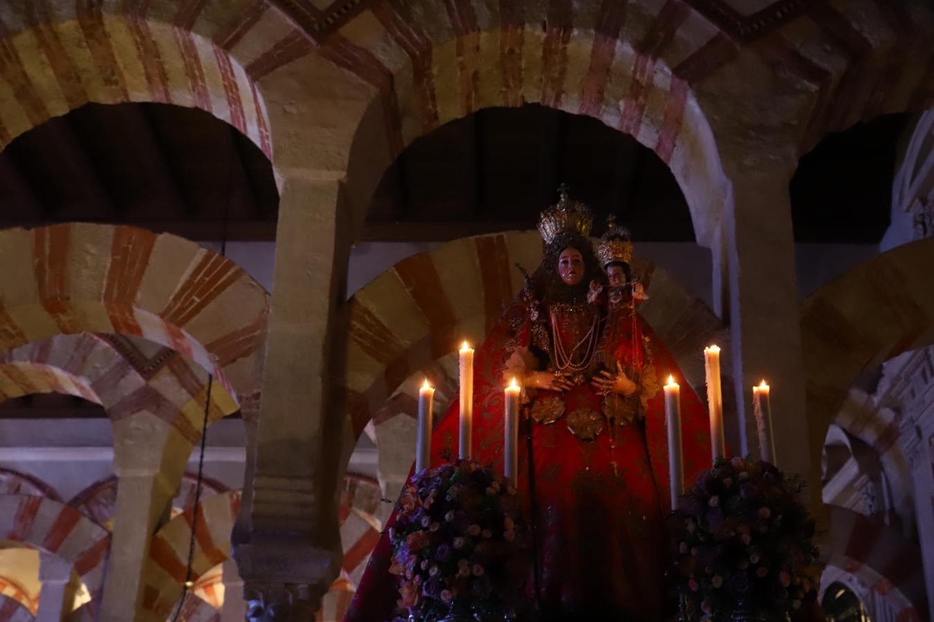 Multitudinario recibimiento a la Virgen de Araceli en la Mezquita-Catedral entre &#039;vivas&#039;