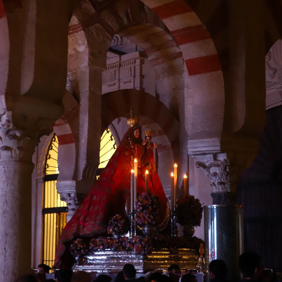 Multitudinario recibimiento a la Virgen de Araceli en la Mezquita-Catedral entre &#039;vivas&#039;