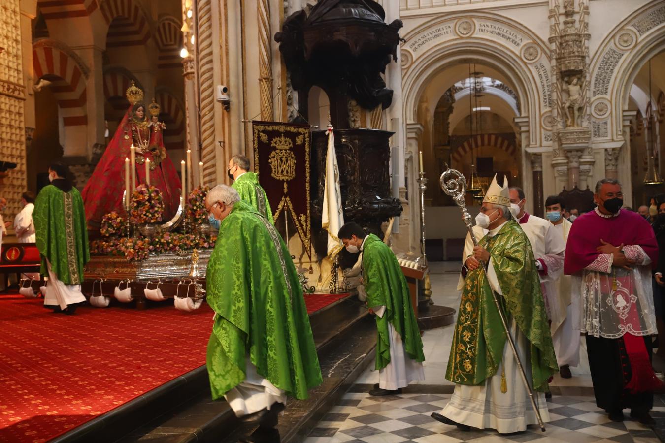 Multitudinario recibimiento a la Virgen de Araceli en la Mezquita-Catedral entre &#039;vivas&#039;