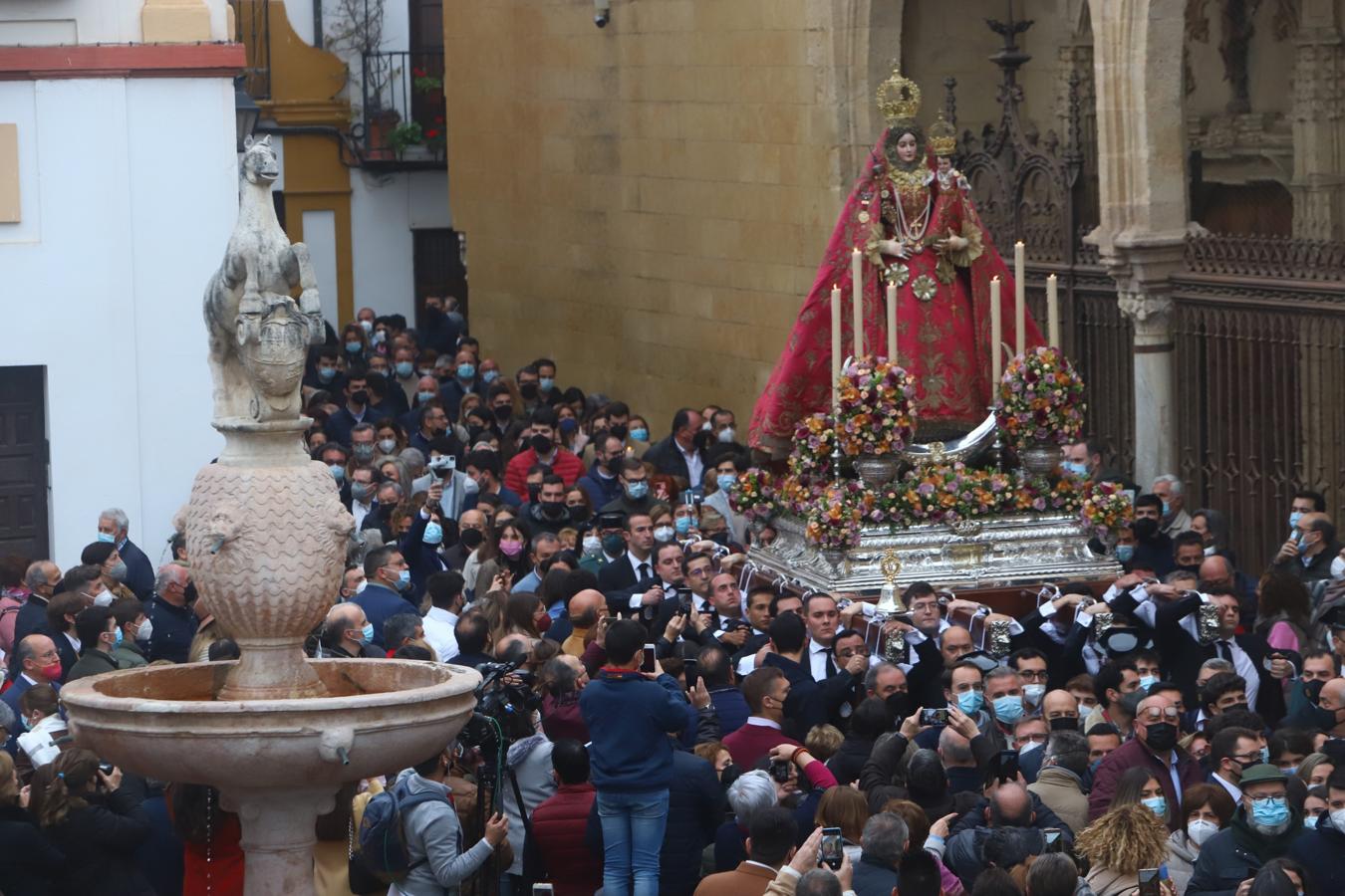 La Virgen de Araceli luce restaurada por las calles de Córdoba, en imágenes