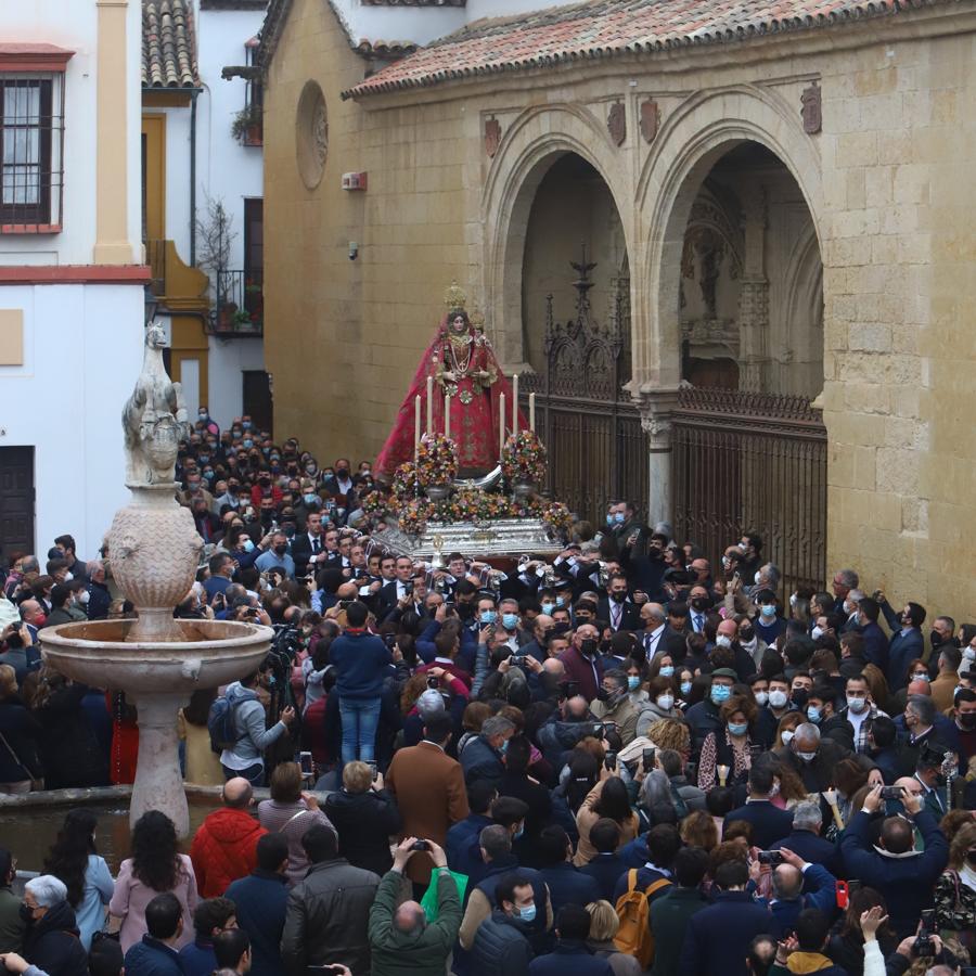 La Virgen de Araceli luce restaurada por las calles de Córdoba, en imágenes