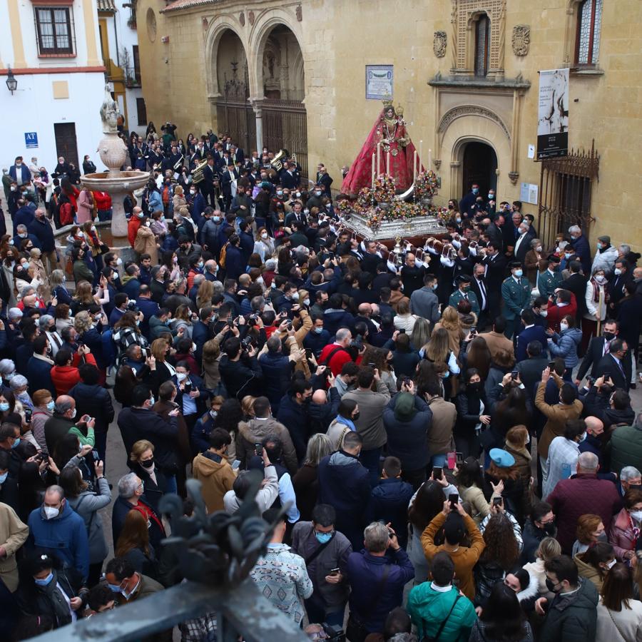 La Virgen de Araceli luce restaurada por las calles de Córdoba, en imágenes