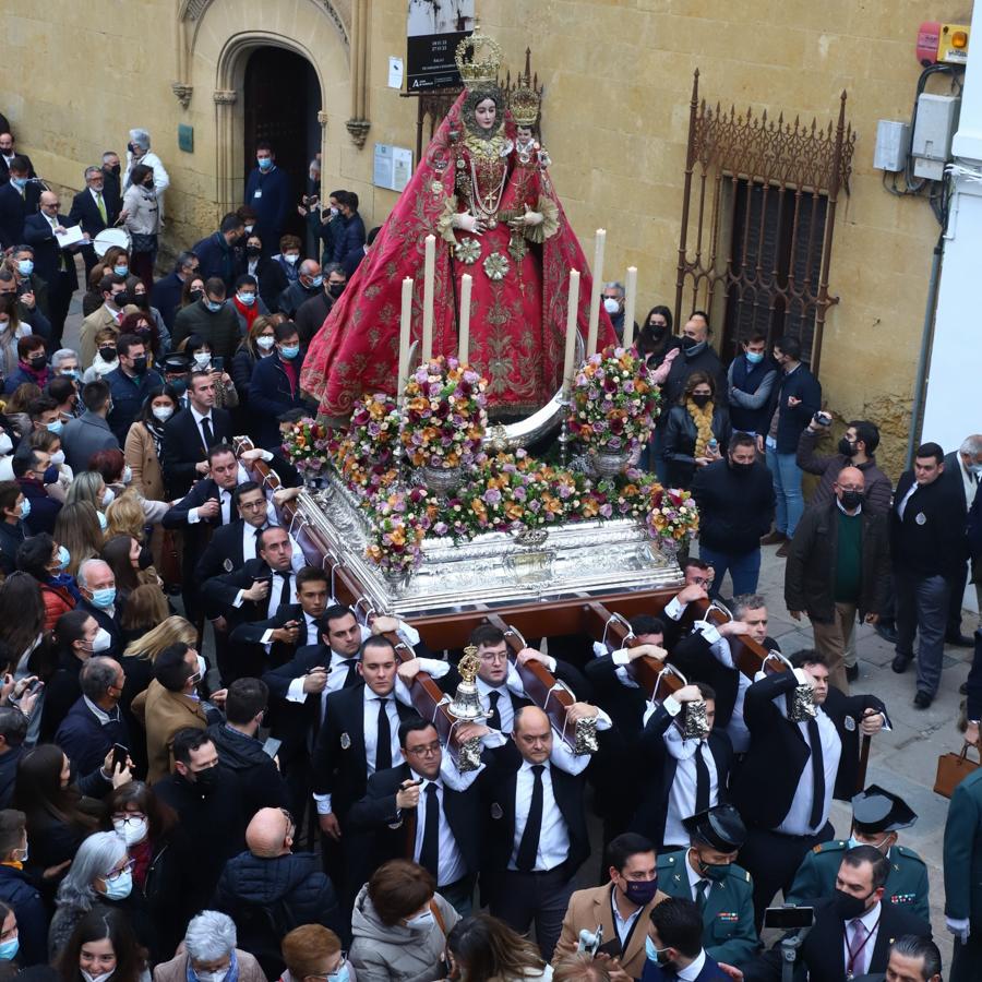 La Virgen de Araceli luce restaurada por las calles de Córdoba, en imágenes