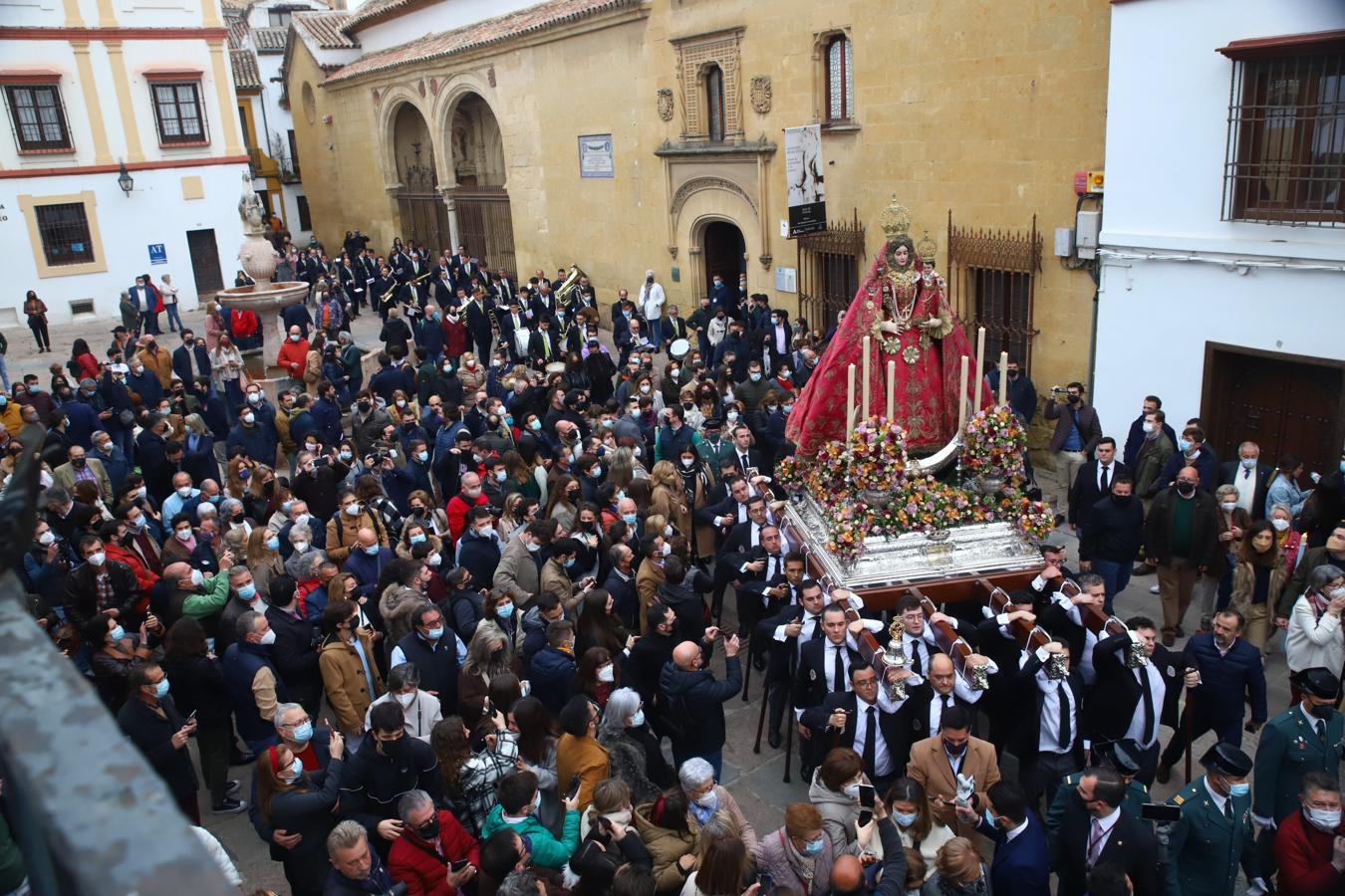 La Virgen de Araceli luce restaurada por las calles de Córdoba, en imágenes