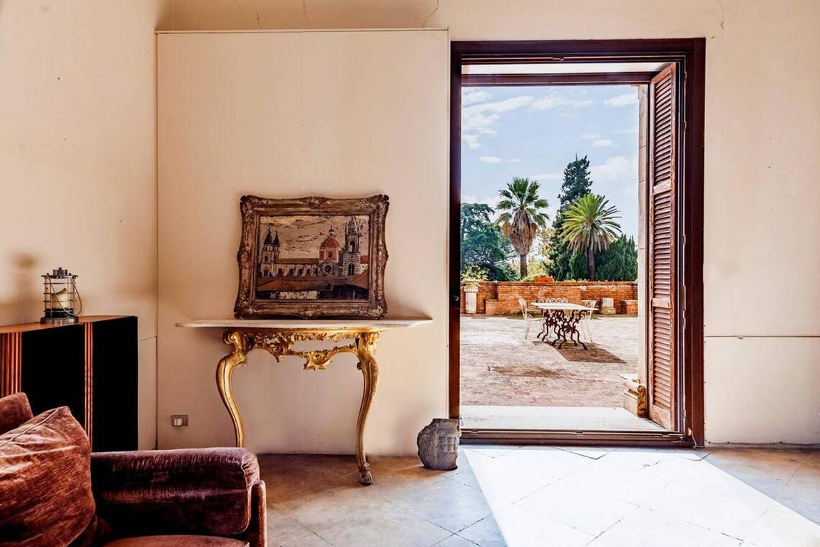 El castillo de 'El Padrino' que se subasta por 6 millones. Consta además de varias terrazas enlas que contemplar el jardín que, con su vasta vegetación, le confiere un extra de independencia y privacidad.