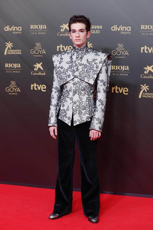Jorge Motos - Los peores looks de los Goya 2022. El joven actor se decantó por un conjunto de Palomo Spain que hizo que fuese uno de los más comentados de la noche con un corsé de encaje y pantalones de terciopelo. Remató su elección con calzado de Giuseppe Zanotti.