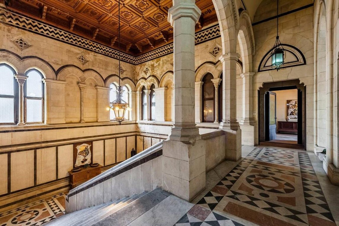 El castillo de 'El Padrino' que se subasta por 6 millones. El castillo tiene 4.000 metros cuadrados y está situado en una finca de casi una hectárea. Sus futuros huéspedes no tendrán problemas de espacio, pues posee 22 dormitorios y 8 baños.