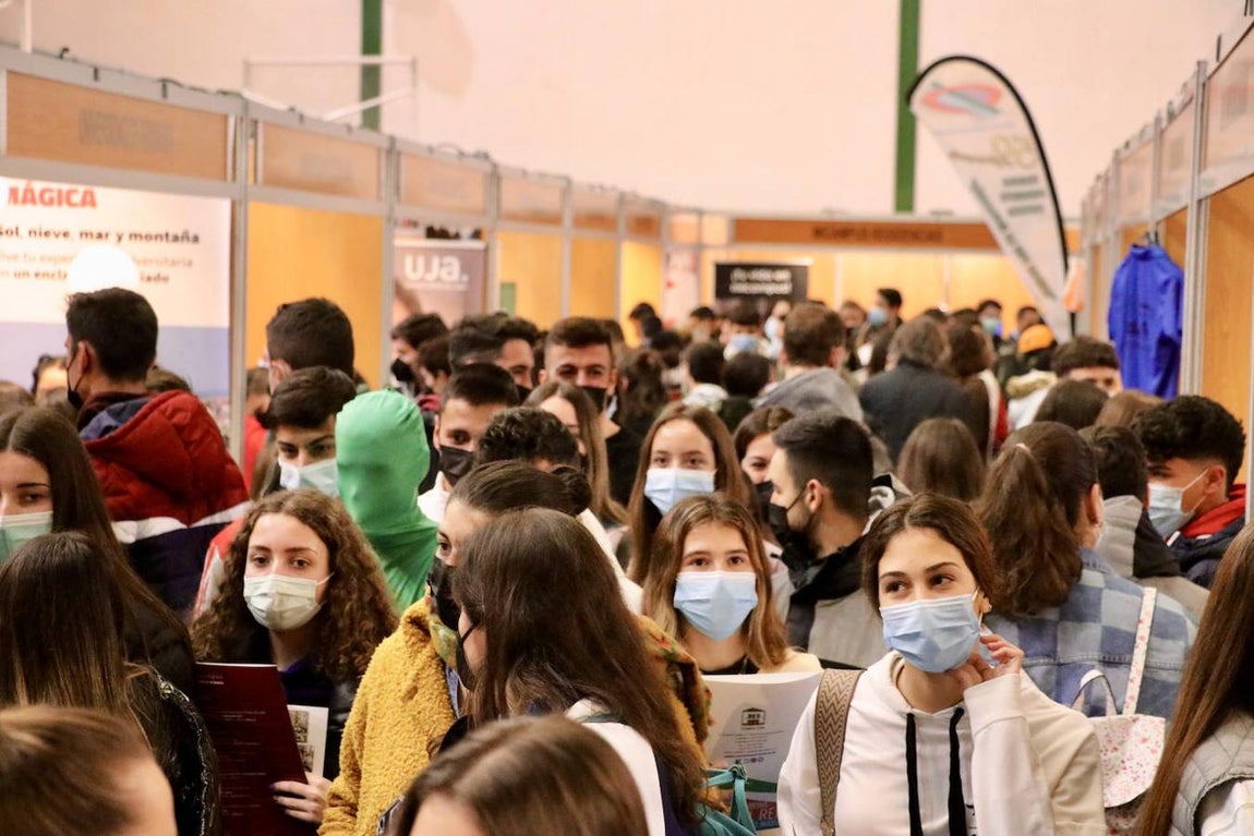 El Salón del Estudiante de Lucena, en imágenes