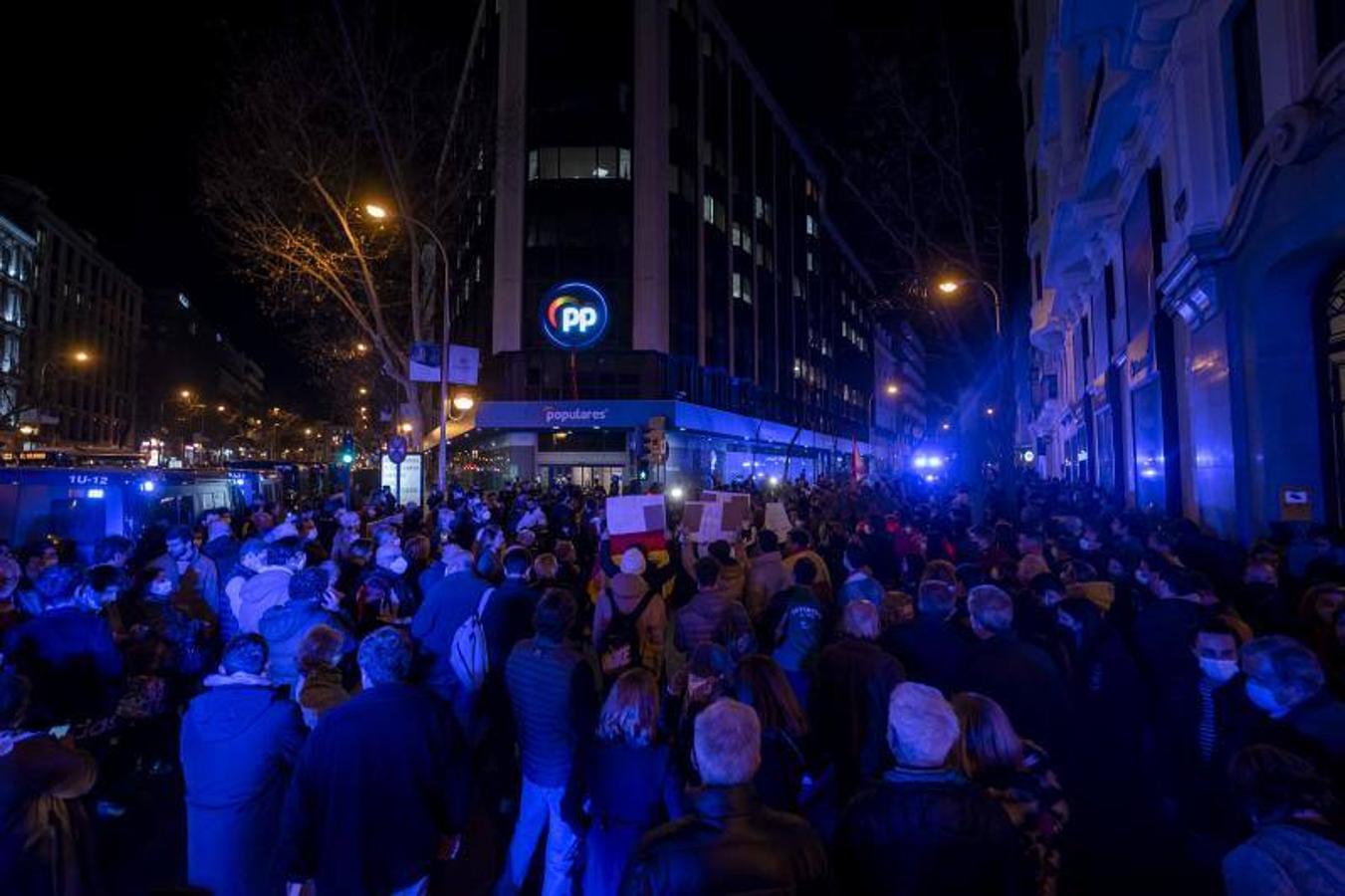 La multitud frente a la sede de los populares. 