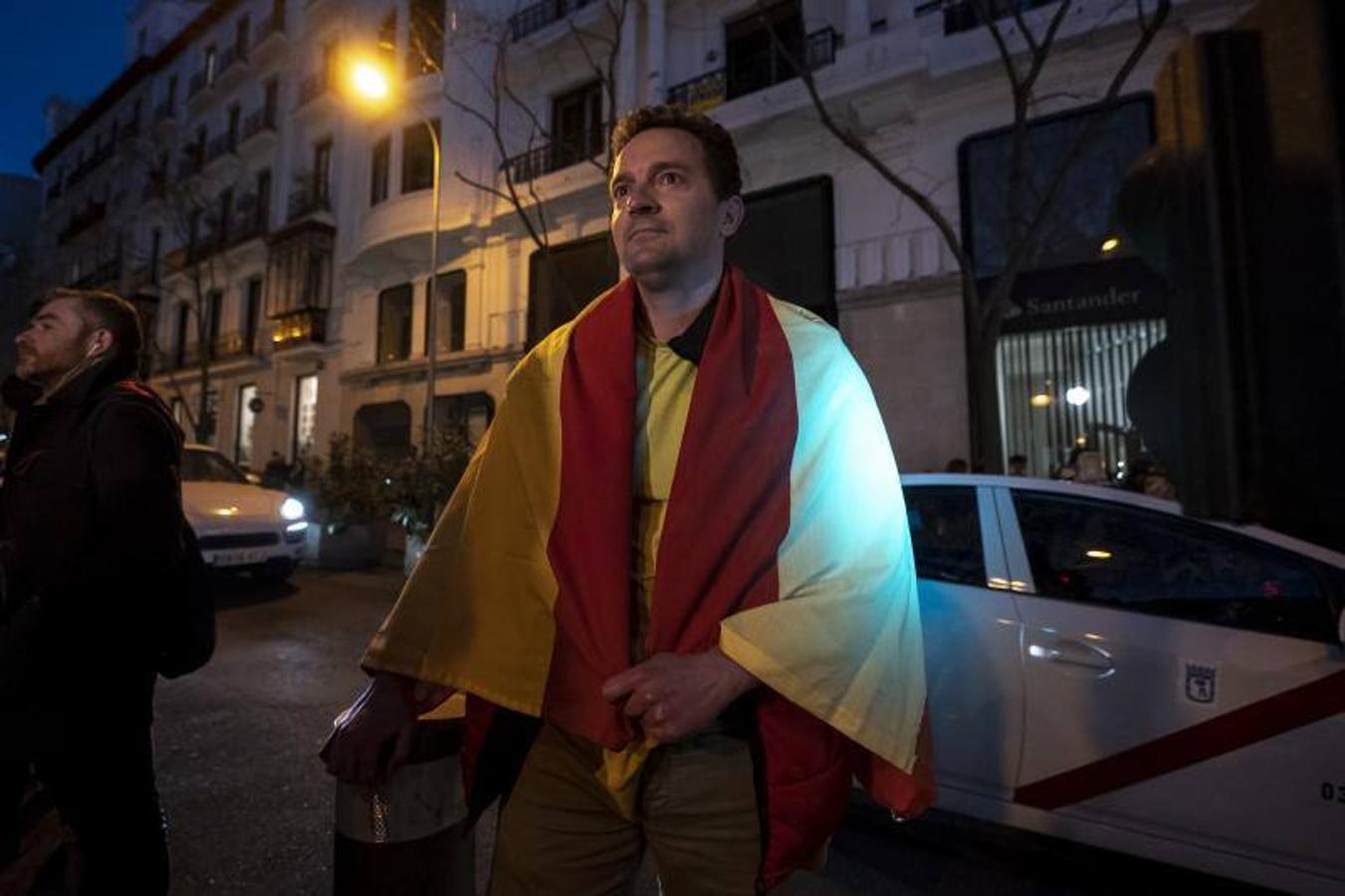 Un manifestante con la bandera española. 