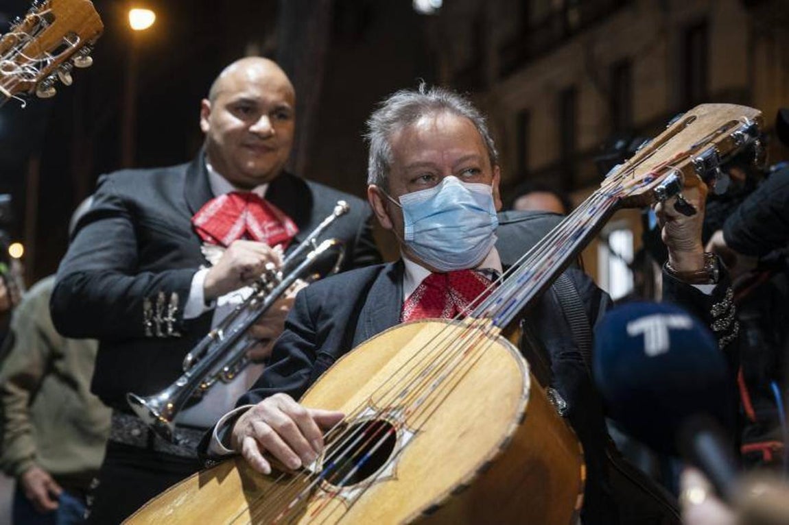 Un grupo de mariachis han tocado 'Canta no llores' en Génova. 
