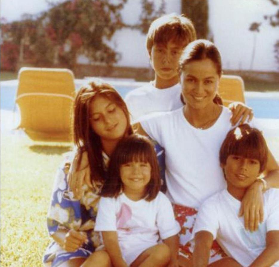 Isabel Preysler con cuatro de sus hijos. 