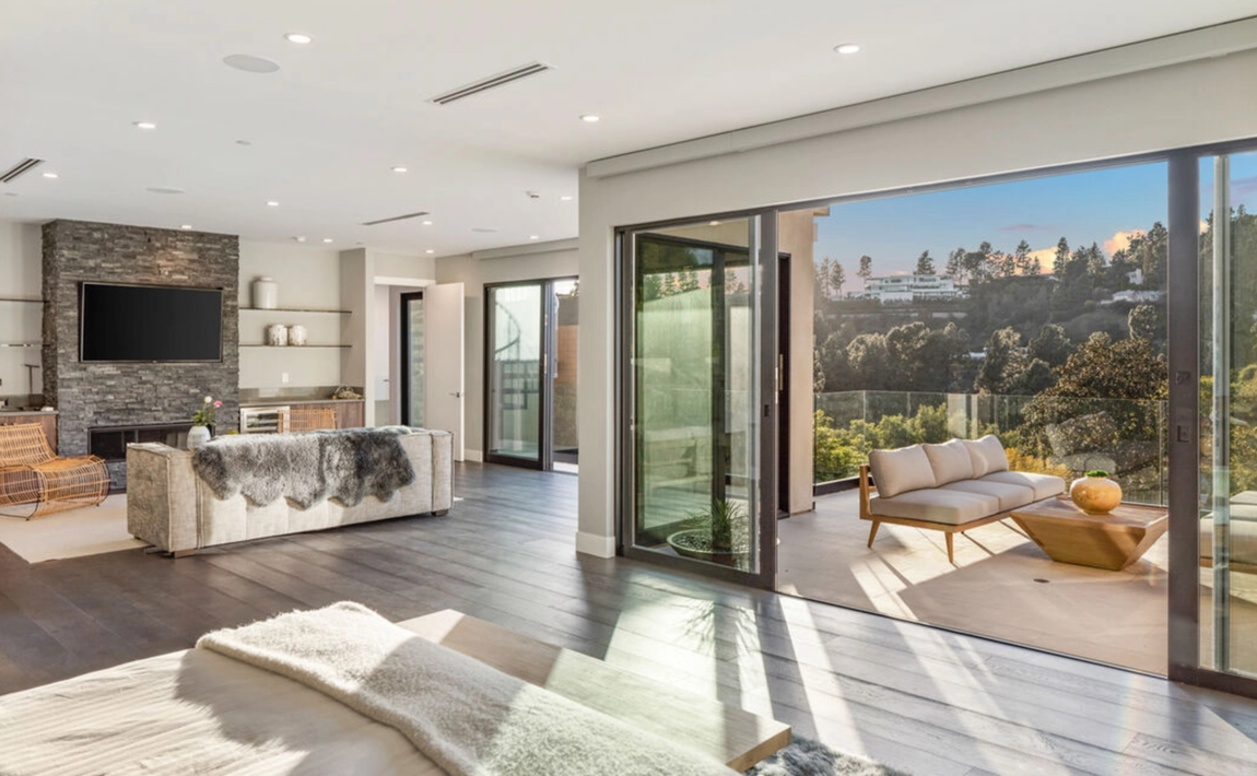 Así es la mansión que vende Brooklyn Beckham. Aún si consiguen venderla por dicho precio, una vez se haya cerrado el trato es probable que el ligero aumento de precio no cubra sus gastos de mantenimiento hasta la fecha y las tarifas de bienes raíces.