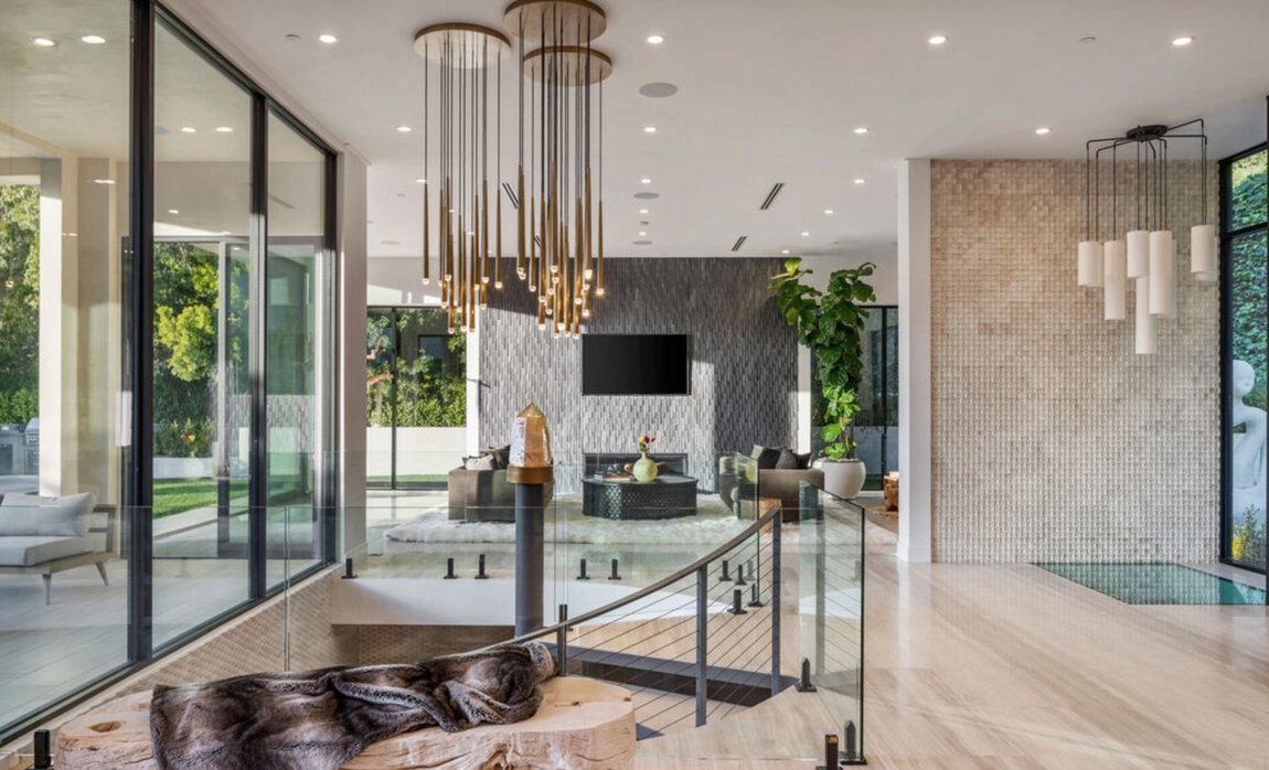 Así es la mansión que vende Brooklyn Beckham. Situada en el vecindario Coldwater Canyon, esta exquisita mansión ha sido diseñada por The James Group –quienes le dieron el nombre de OM House– siguiendo los principios del feng shui, con detalles como un cristal de cuarzo ahumado en la entrada que neutraliza la energía negativa.