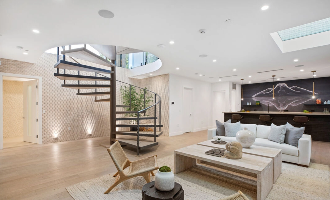 Así es la mansión que vende Brooklyn Beckham. Construida en un terreno de 1.500 metros cuadrados, la vivienda dispone de cinco dormitorios, cinco cuartos de baño completos y dos aseos distribuidos en los 715 metros cuadrados habitables.