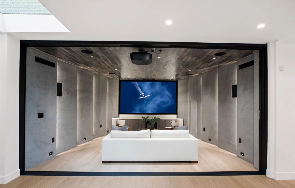 Así es la mansión que vende Brooklyn Beckham. De concepto abierto, esta vivienda que dispone de amplios ventanales de suelo a techo, tiene todo tipo de lujos y extras como un cine tipo búnker, un bar, una sala de juegos o una sala de estar con chimenea, así como una exquisita y moderna decoración que incluye detalles orgánicos en madera y piedra.