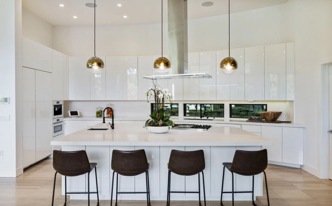 Así es la mansión que vende Brooklyn Beckham. Por su parte, la cocina incluye gabinetes en color blanco, encimeras de granito, electrodomésticos de alta gama y una espaciosa isla con barra de desayuno, espacio extra de almacenaje y zona para cocinar.