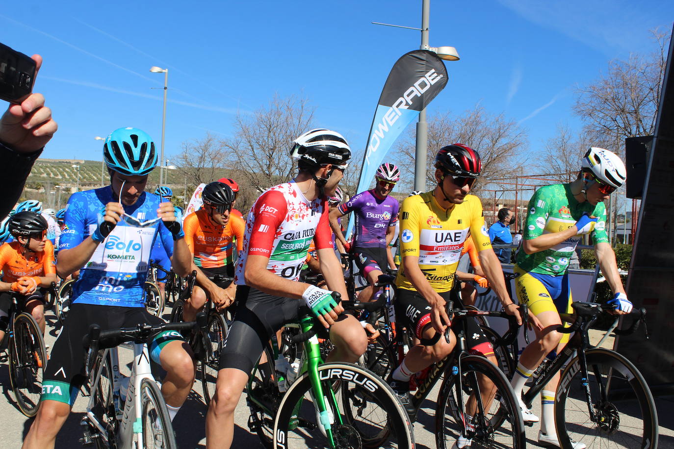 La salida de la tercera etapa de la Vuelta a Andalucía en Lucena, en imágenes