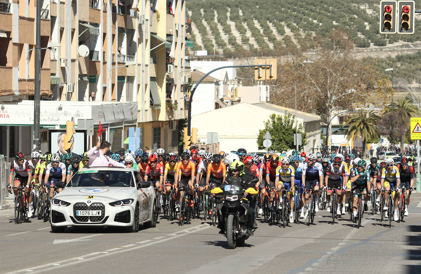 La salida de la tercera etapa de la Vuelta a Andalucía en Lucena, en imágenes