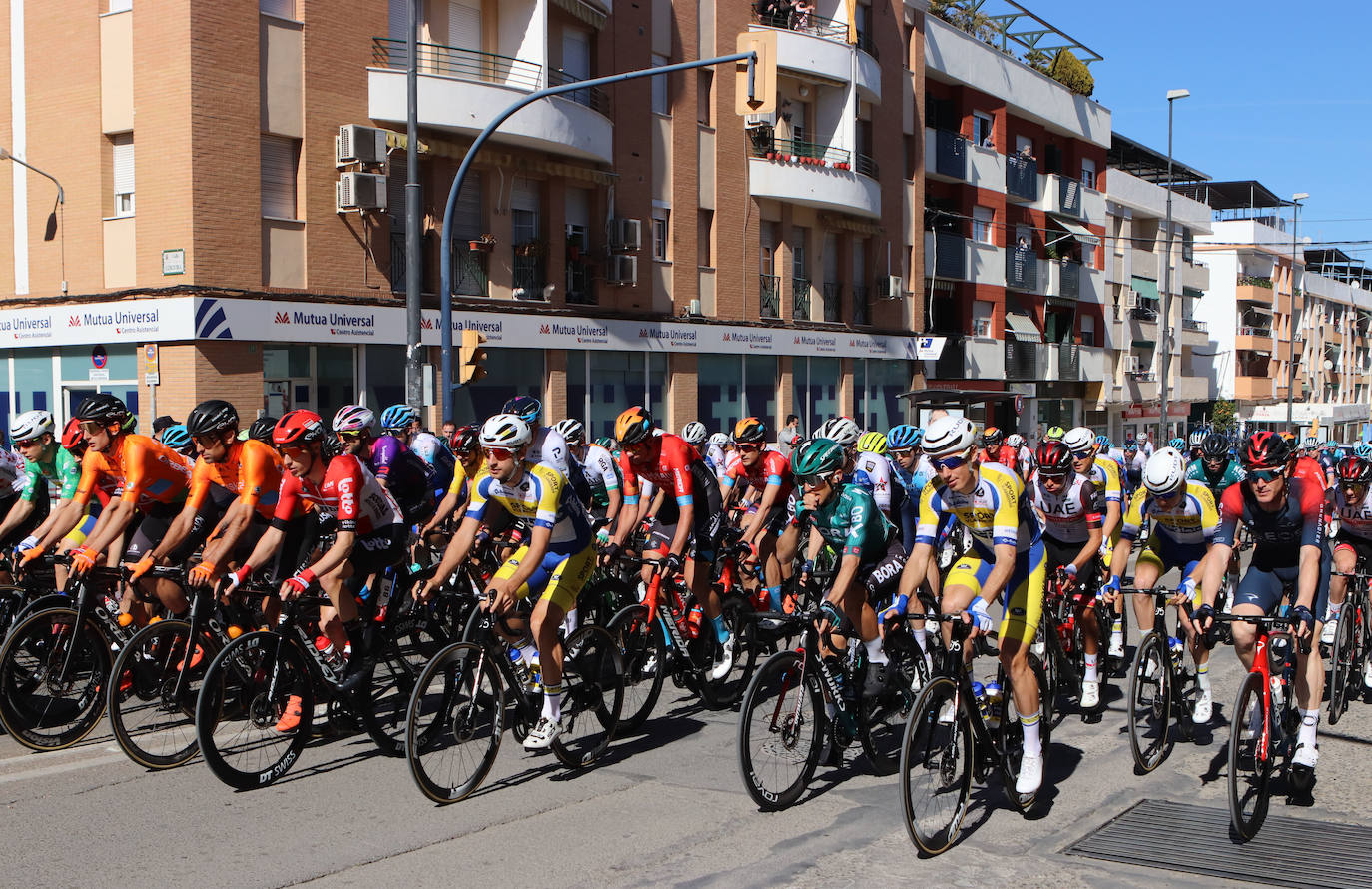 La salida de la tercera etapa de la Vuelta a Andalucía en Lucena, en imágenes