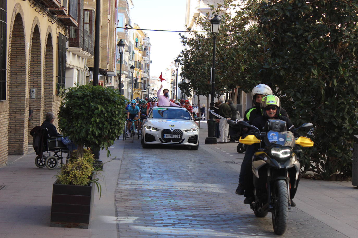 La salida de la tercera etapa de la Vuelta a Andalucía en Lucena, en imágenes