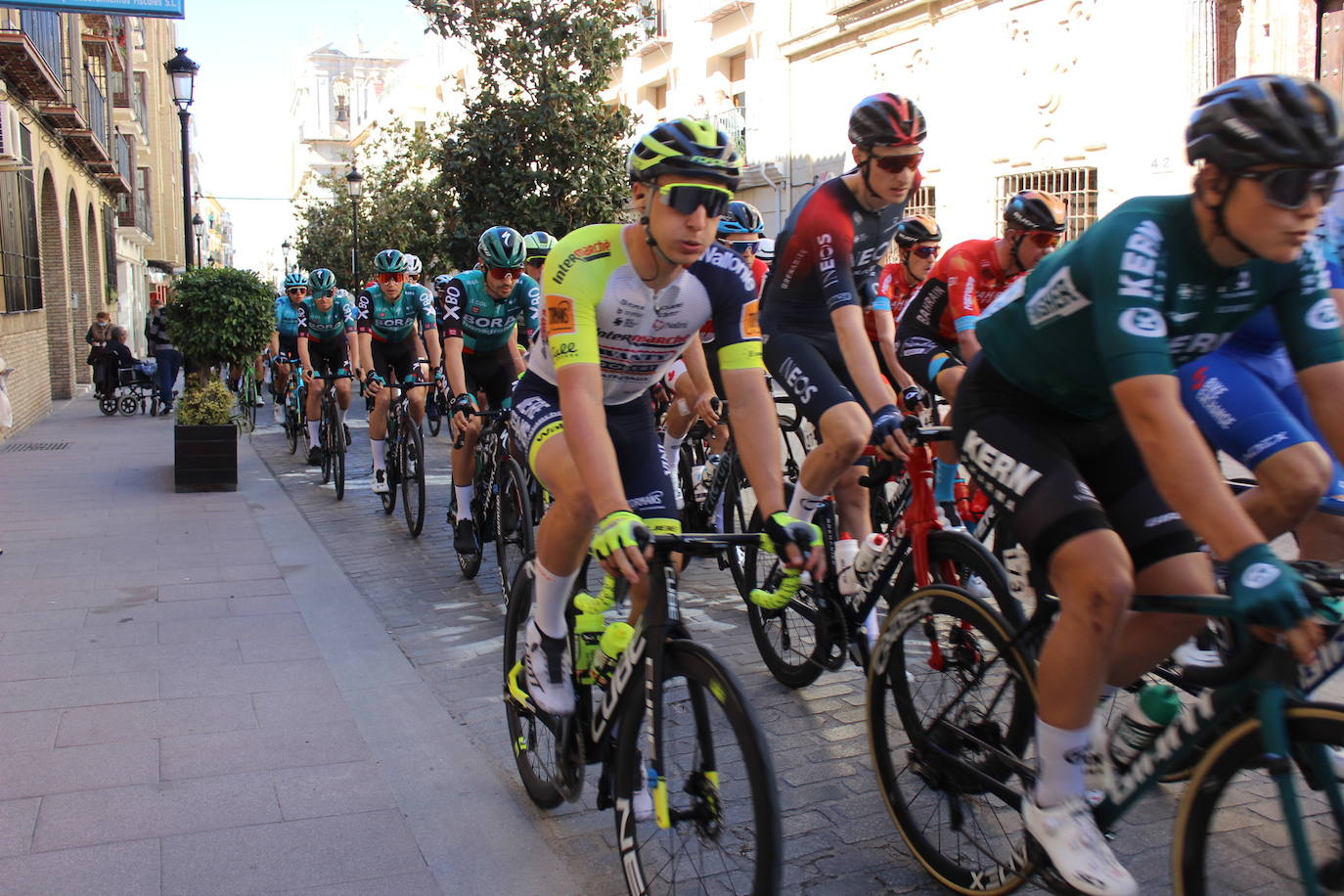 La salida de la tercera etapa de la Vuelta a Andalucía en Lucena, en imágenes