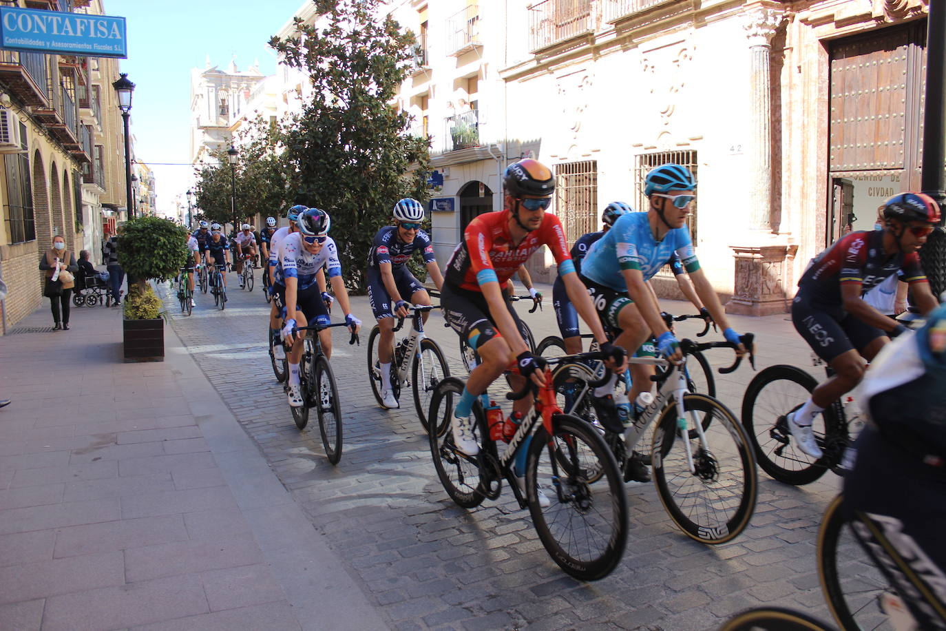 La salida de la tercera etapa de la Vuelta a Andalucía en Lucena, en imágenes