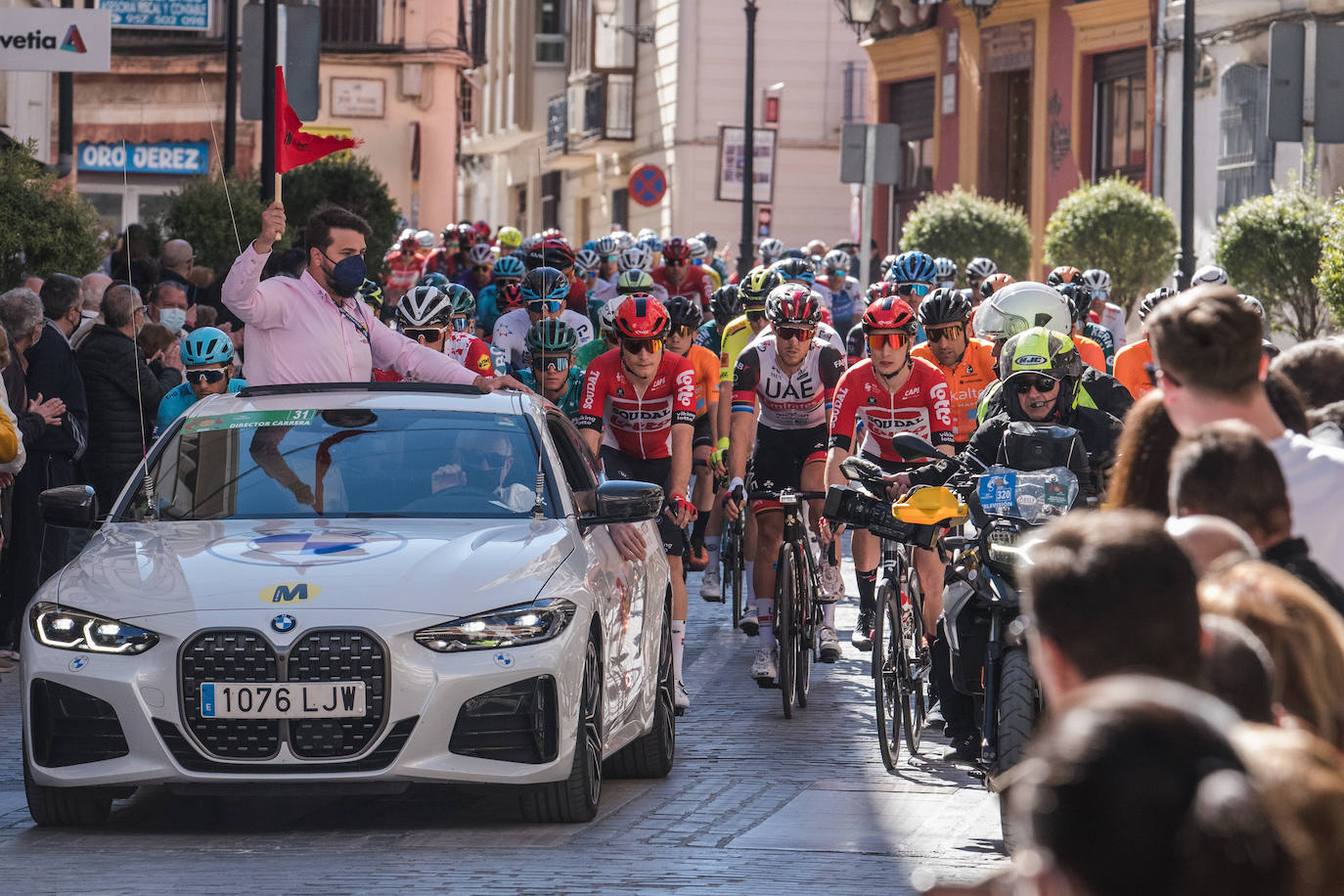 La salida de la tercera etapa de la Vuelta a Andalucía en Lucena, en imágenes