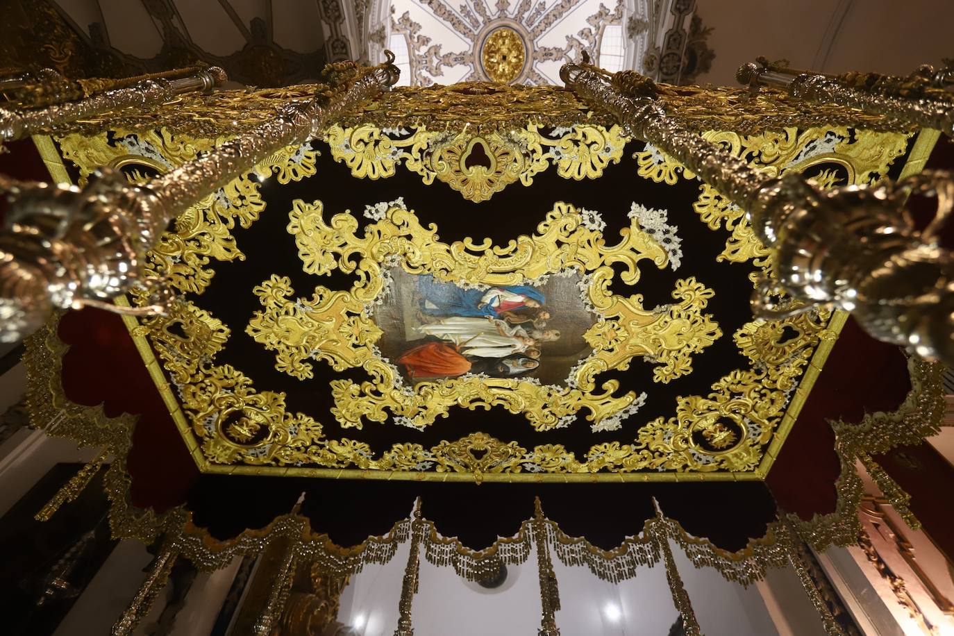 El techo bordado de la Virgen de la Candelaria de Córdoba, en imágenes