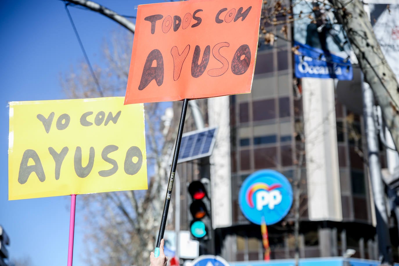 Fotogalería: miles de personas se manifiestan ante la sede del PP contra Casado y Egea y a favor de Ayuso