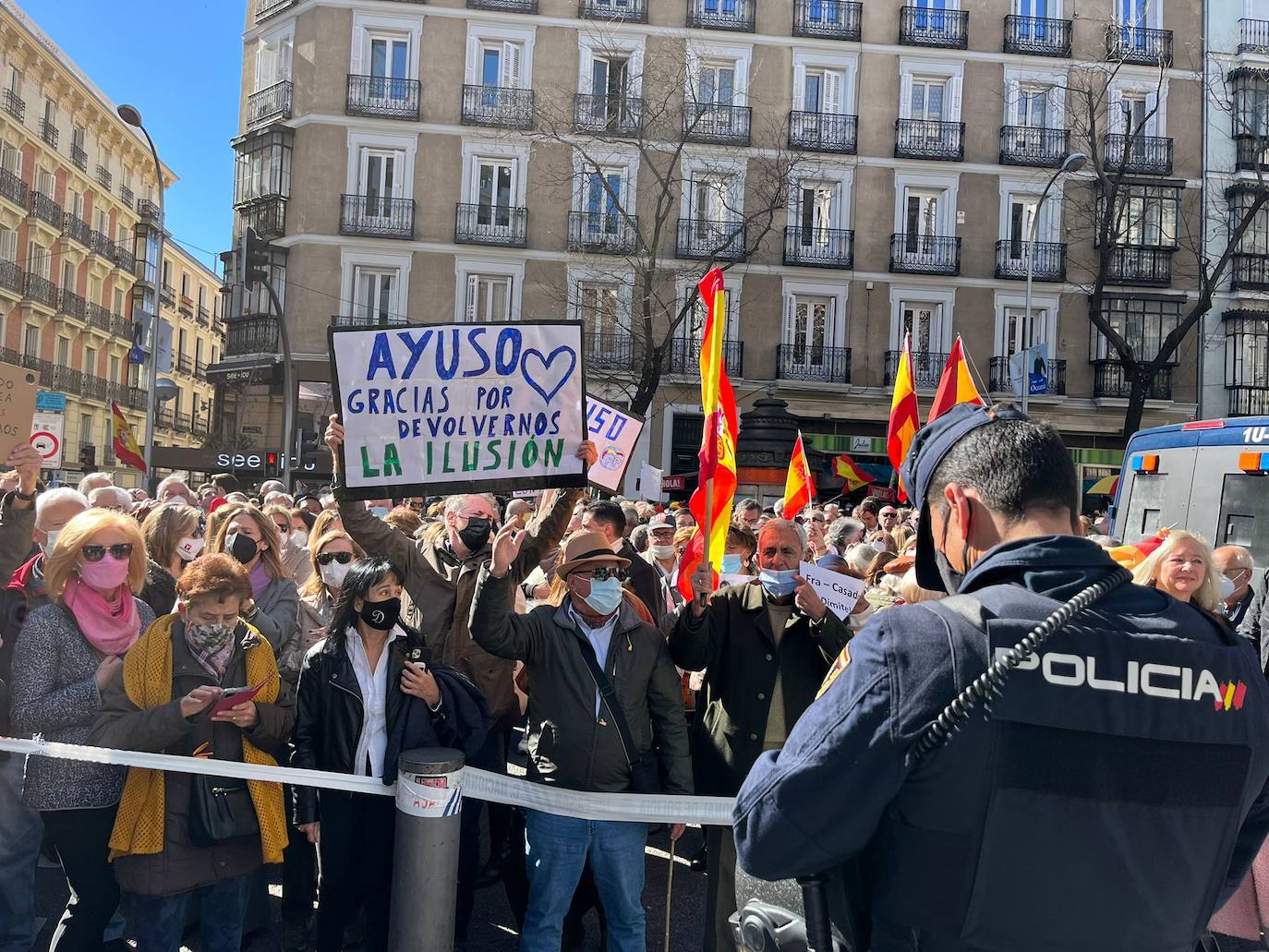 Fotogalería: miles de personas se manifiestan ante la sede del PP contra Casado y Egea y a favor de Ayuso