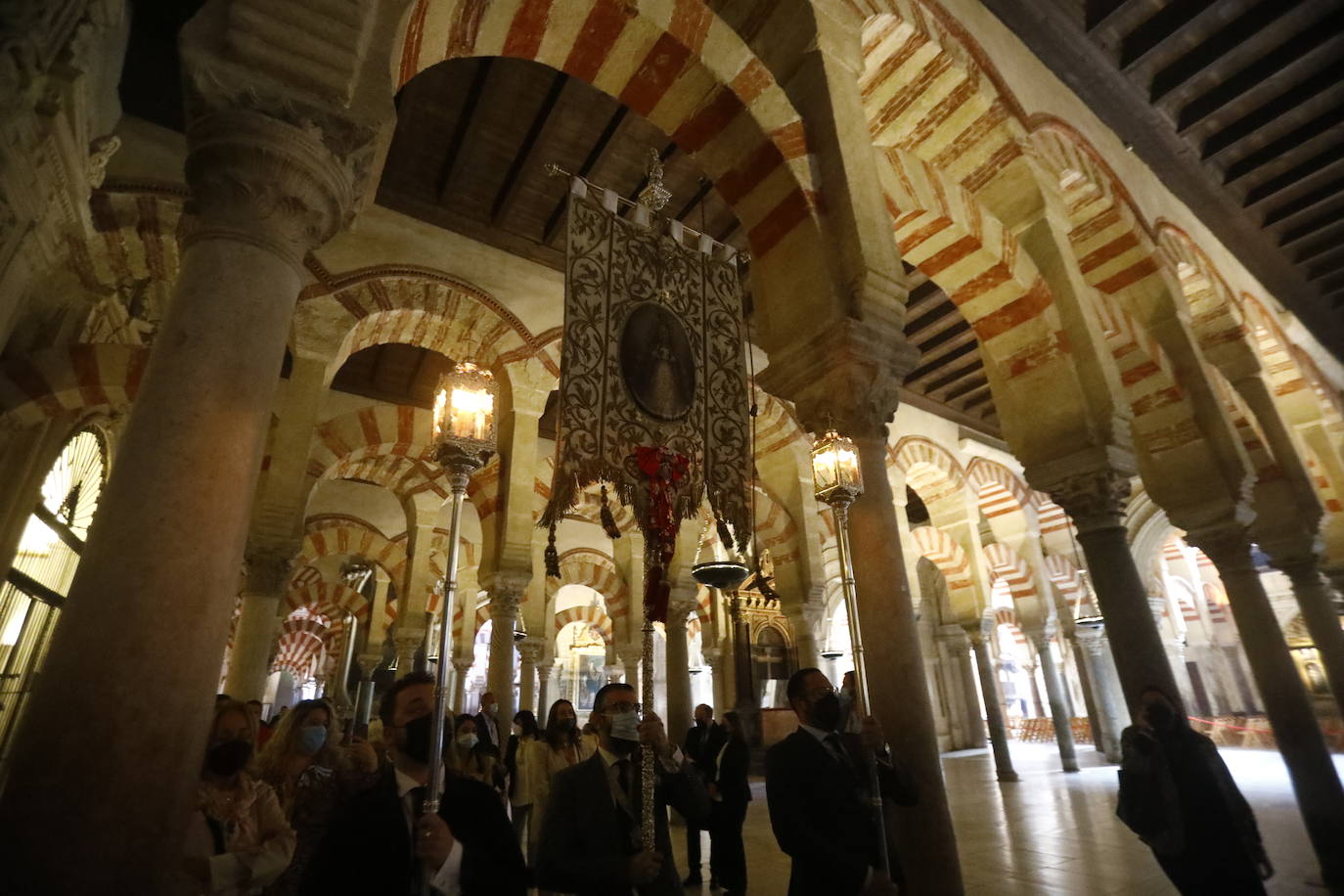 El traslado del simpecado del Rocío de Córdoba desde la Catdral, en imágenes