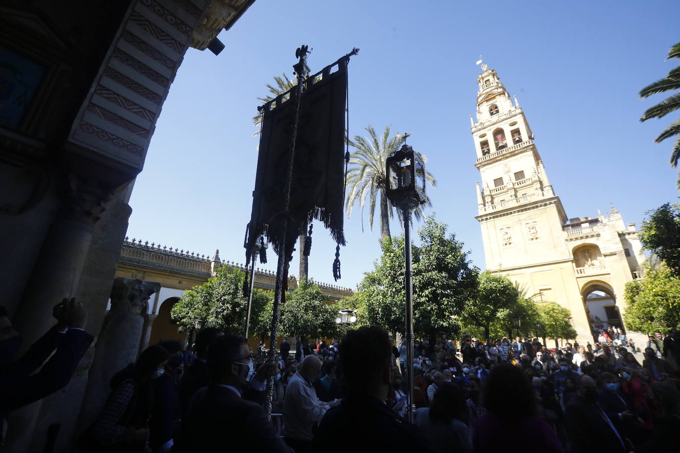 El traslado del simpecado del Rocío de Córdoba desde la Catdral, en imágenes