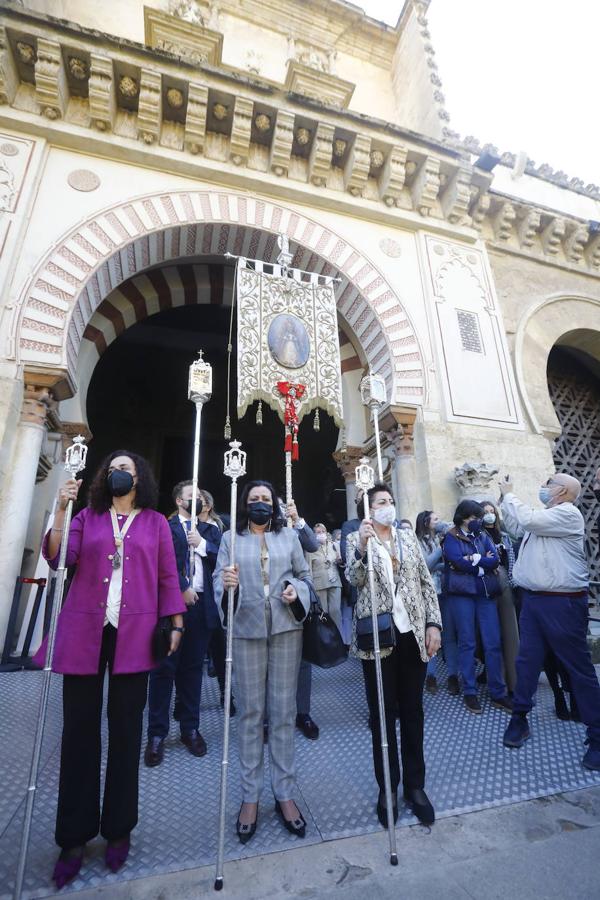 El traslado del simpecado del Rocío de Córdoba desde la Catdral, en imágenes