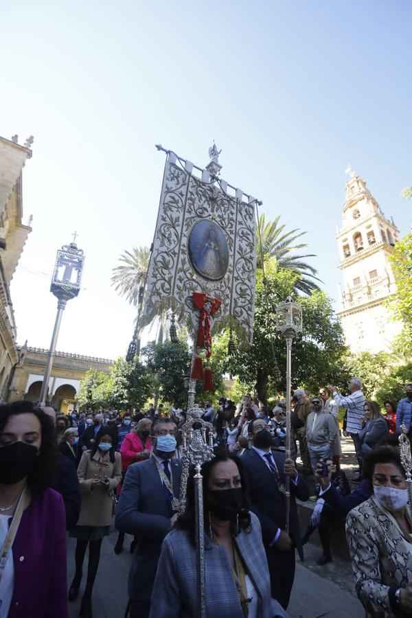 El traslado del simpecado del Rocío de Córdoba desde la Catdral, en imágenes