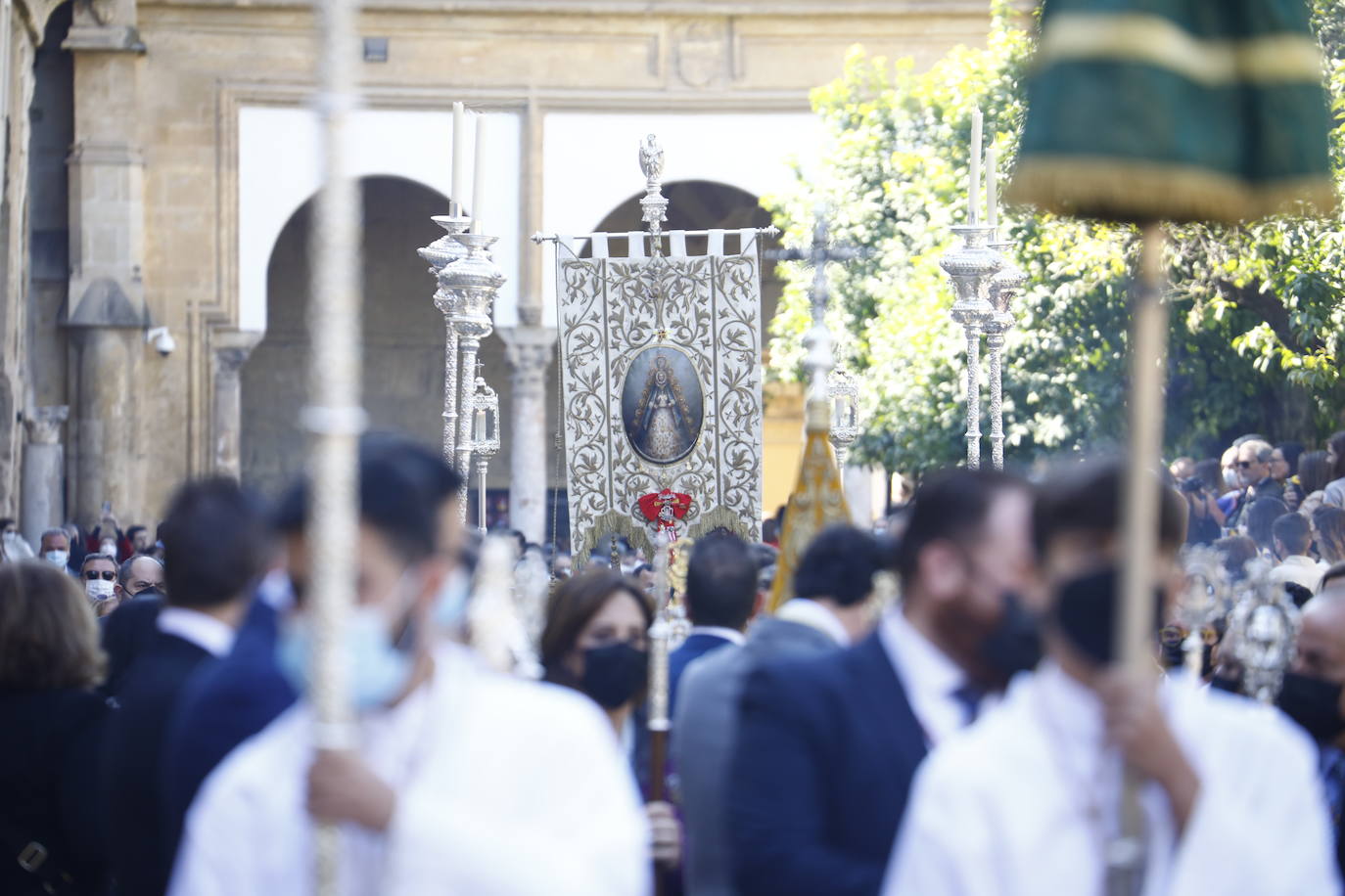 El traslado del simpecado del Rocío de Córdoba desde la Catdral, en imágenes