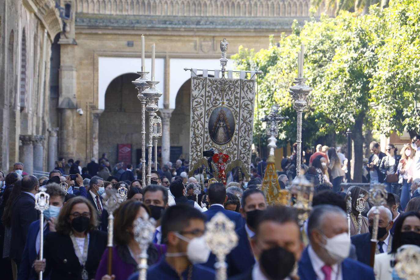 El traslado del simpecado del Rocío de Córdoba desde la Catdral, en imágenes