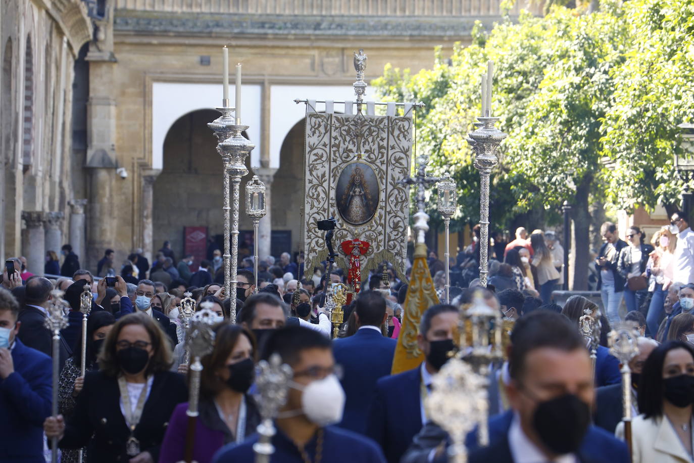 El traslado del simpecado del Rocío de Córdoba desde la Catdral, en imágenes